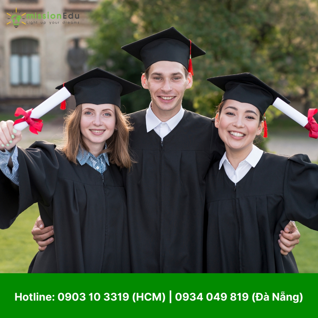 Một nhóm ba sinh viên, gồm hai nữ và một nam, mặc áo và mũ cử nhân, đang đứng sát nhau và mỉm cười hạnh phúc. Mỗi người đều cầm trên tay tấm bằng tốt nghiệp cuộn tròn được buộc ruy băng đỏ. Họ đang thể hiện sự vui mừng trong ngày lễ tốt nghiệp.