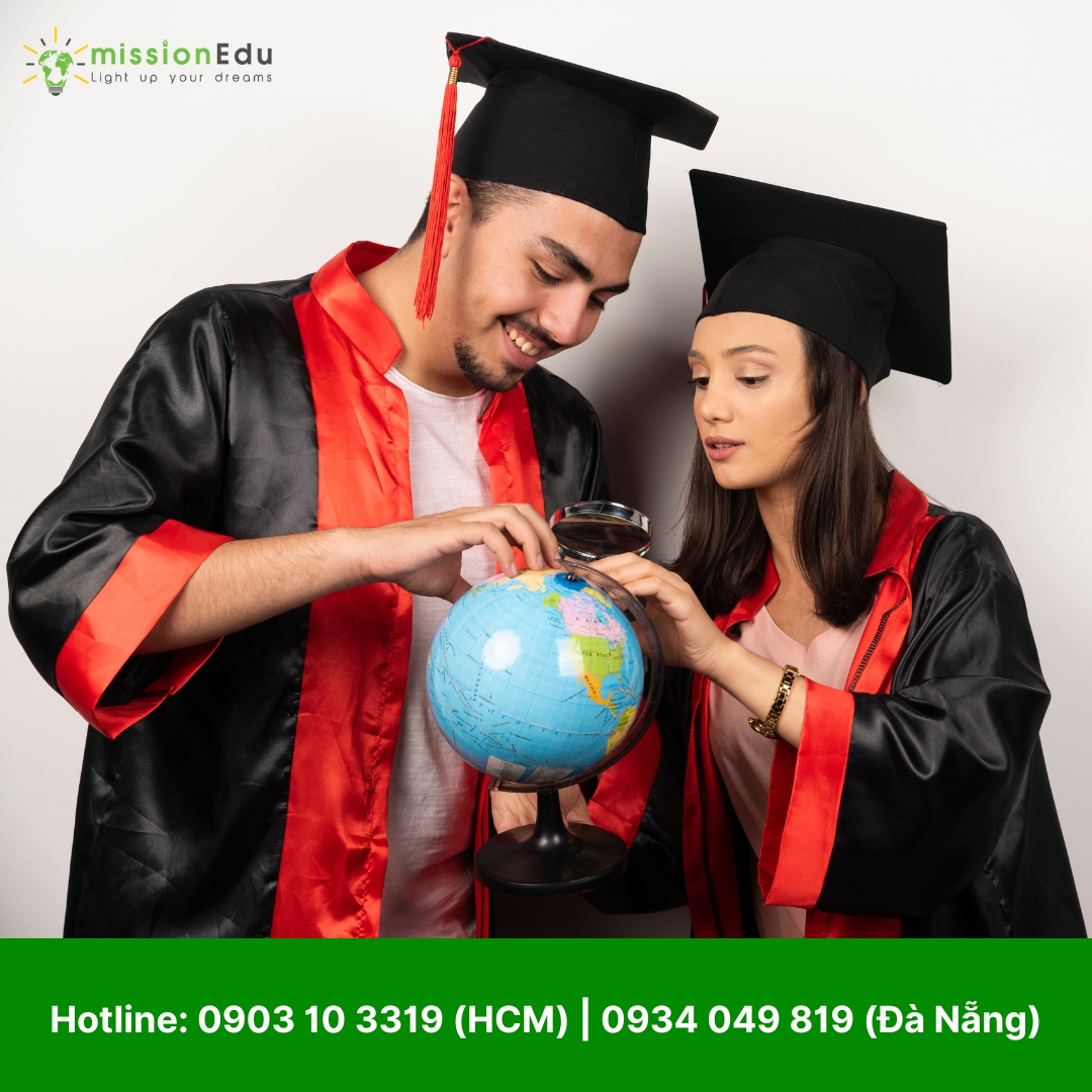 Một cặp sinh viên tốt nghiệp đại học, mặc áo và mũ cử nhân màu đen, đang cùng nhau khám phá một quả địa cầu nhỏ. Họ đang thảo luận, chỉ tay vào các vị trí trên địa cầu, thể hiện sự định hướng cho tương lai sau khi ra trường.