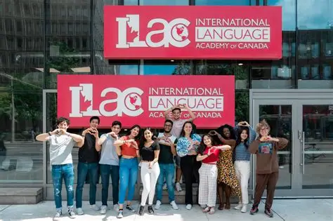 Các sinh viên đa quốc gia đứng trước tòa nhà International Language Academy of Canada (ILAC)