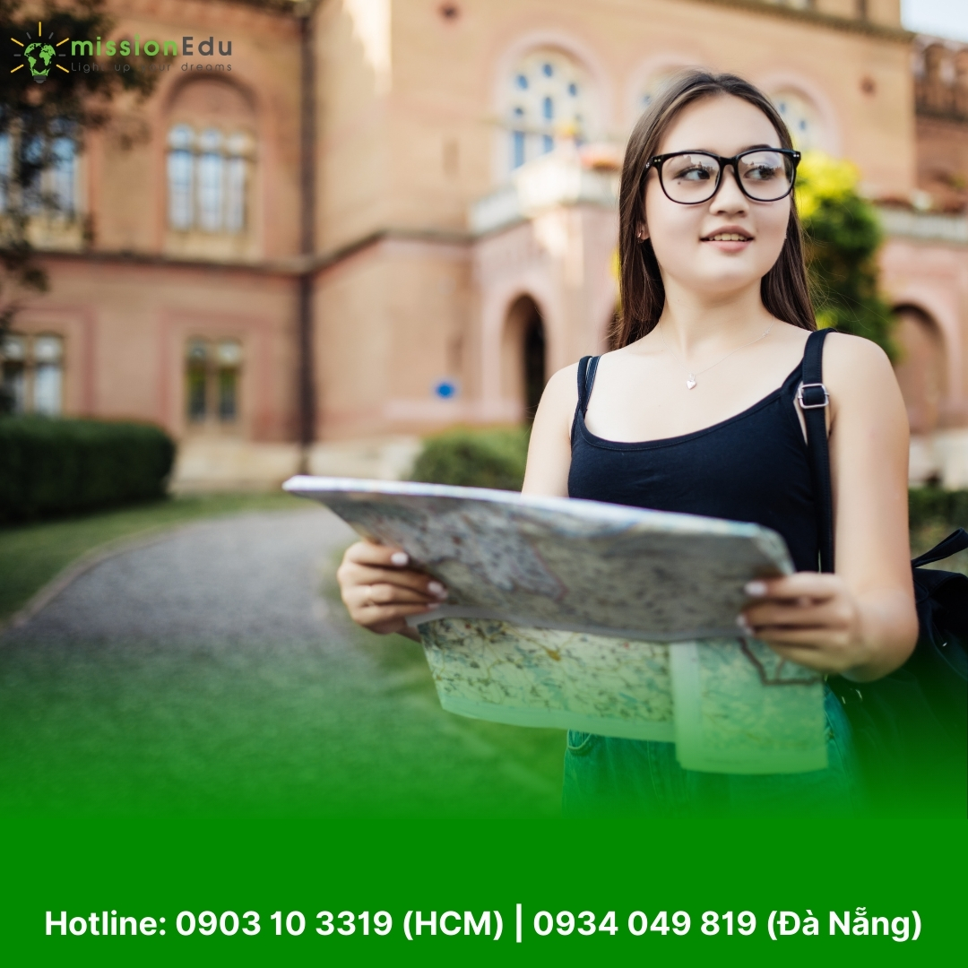 Nữ sinh trẻ cầm bản đồ, đeo kính, đang vui vẻ khám phá khuôn viên trường đại học nước ngoài.