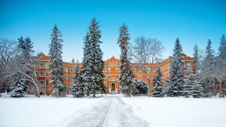 KHÁM PHÁ UNIVERSITY OF ALBERTA: ĐẠI HỌC NGHIÊN CỨU U15 TẠI CANADA 